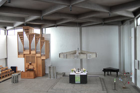 Blick von der Empore in den Innenraum der Bodelschwingh-Kirche mit Altar und Orgel