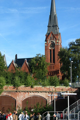 St. Lorenz vom Bahnhof aus gesehen 
